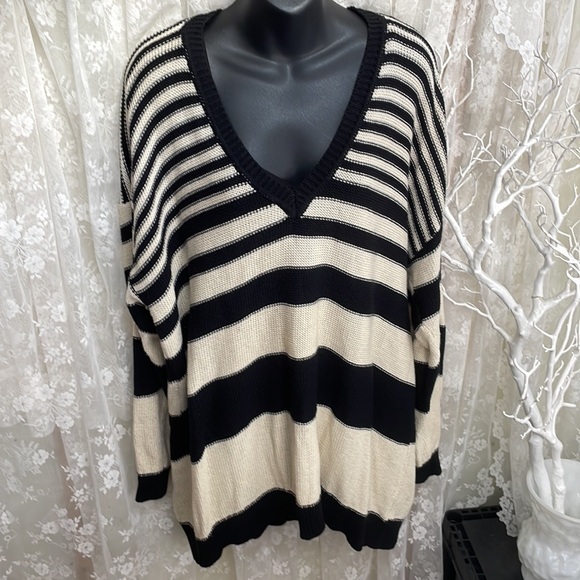 BDG OverSized, 100% Cotton, Stripes, Cream & Black Sweater V-Neck - Picture 8 of 9